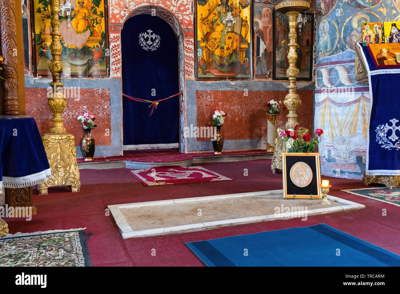Snagov, Roumanie - Mars 30, 2019 : Vlad Tepes (Dracula) Pierre tombale situé dans le monastère de Snagov. Banque D'Images
