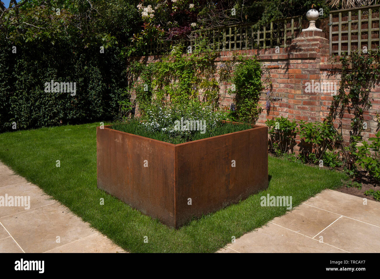 Metal semoir en jardin anglais, Angleterre Banque D'Images