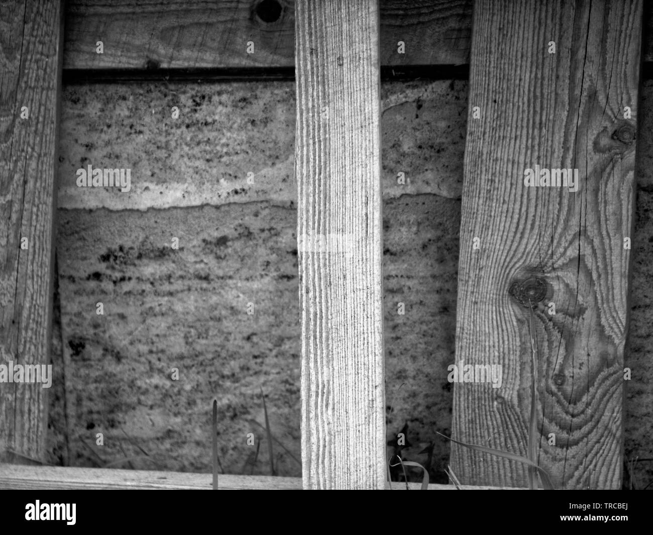Un escalier en bois à côté de la fondation en béton, la Russie Banque D'Images Un escalier en bois à côté de la fondation en béton, la Russie Banque D'Images