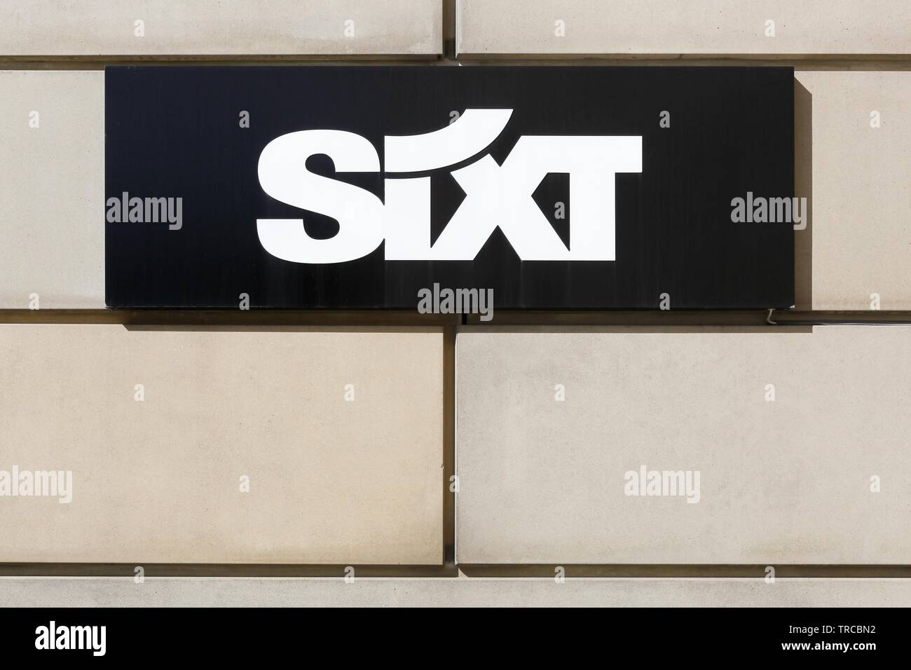 Aarhus, Danemark - 12 mai 2019 : Sixt logo sur un mur. Sixt est une société de location de voiture européenne multinationale Banque D'Images