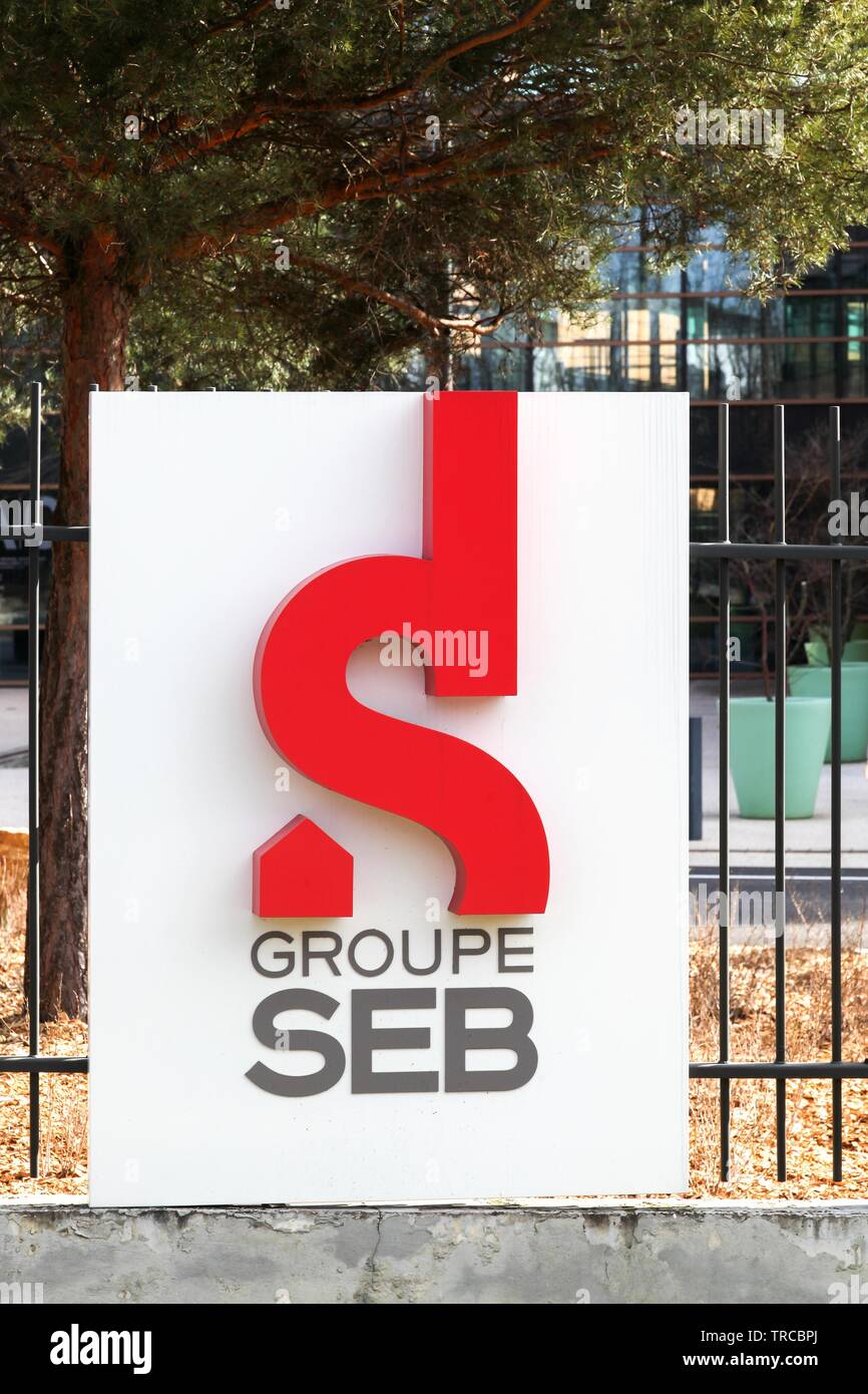 Ecully, France - 26 Février 2017 : le Groupe SEB logo sur un mur. Le Groupe SEB est un grand consortium français qui produit les petits appareils Banque D'Images