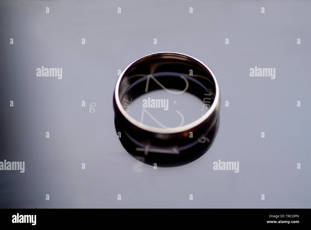 La principale est une bague de fiançailles est situé au sommet d'un téléphone cellulaire d'afficher l'heure et la date. Banque D'Images