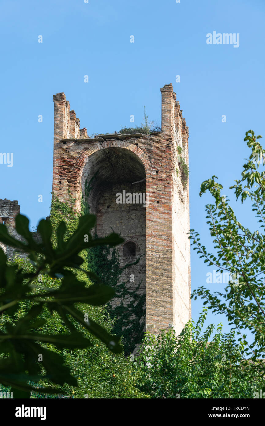 Une tour dans Soave, Italie, une partie des remparts qui entourent la ville Banque D'Images