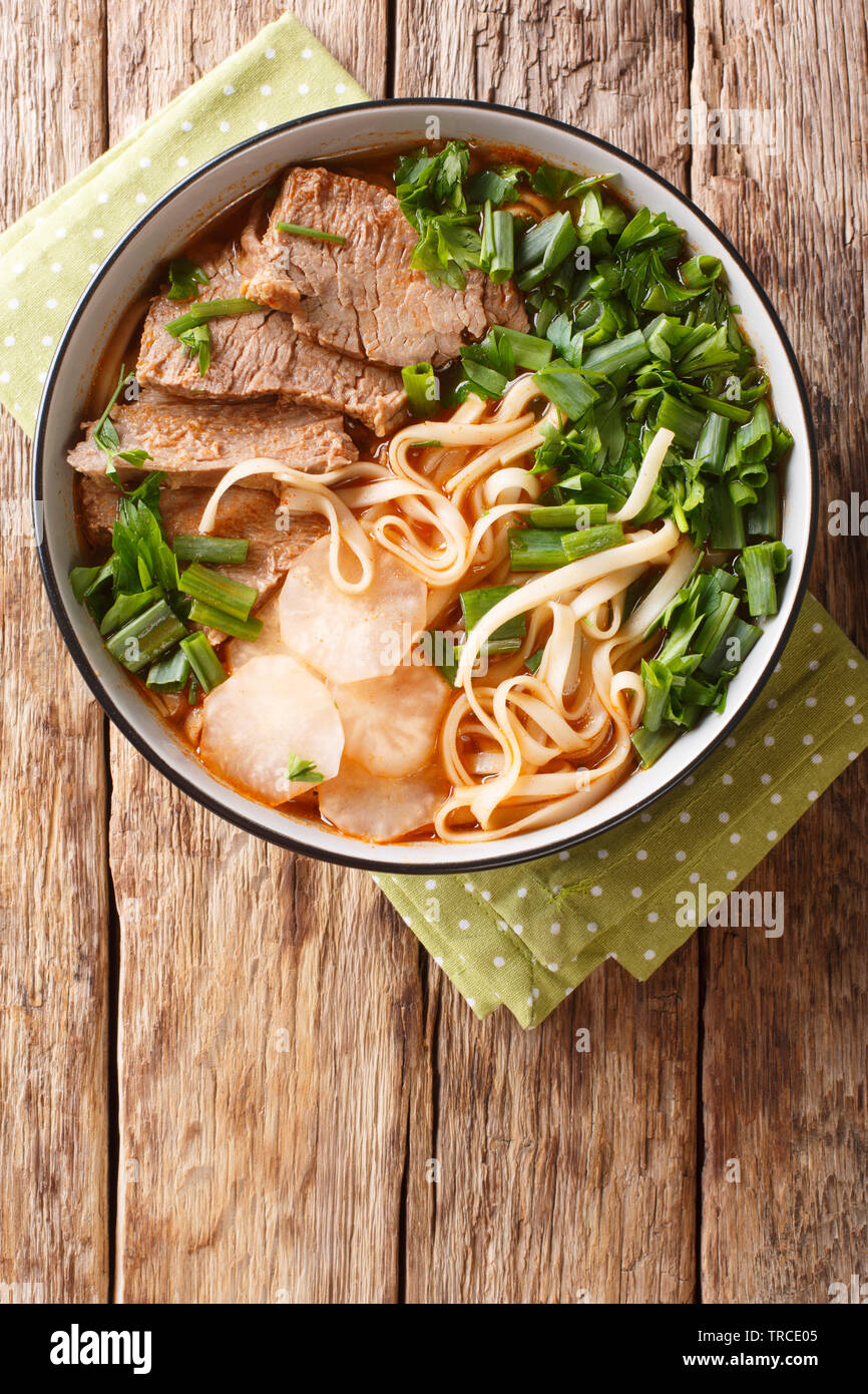 Recette facile de soupe aux nouilles Boeuf Lanzhou libre dans un bol sur la table. Haut Vertical Vue de dessus Banque D'Images