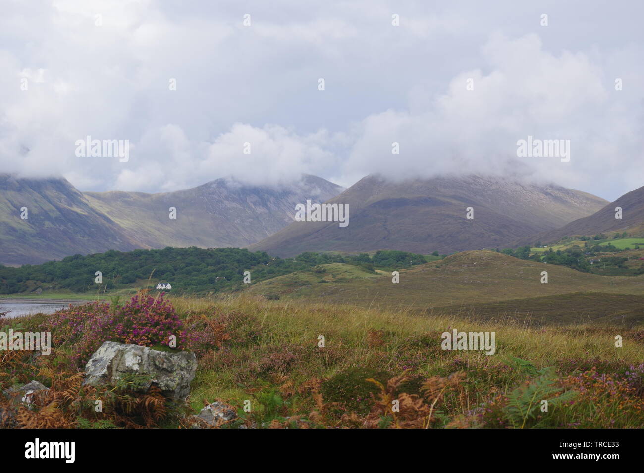 Beinn na Caillich, Red Cuillin Hills sous un ciel d'automne nuageux. voir de Skye, en Écosse, au Royaume-Uni. Banque D'Images