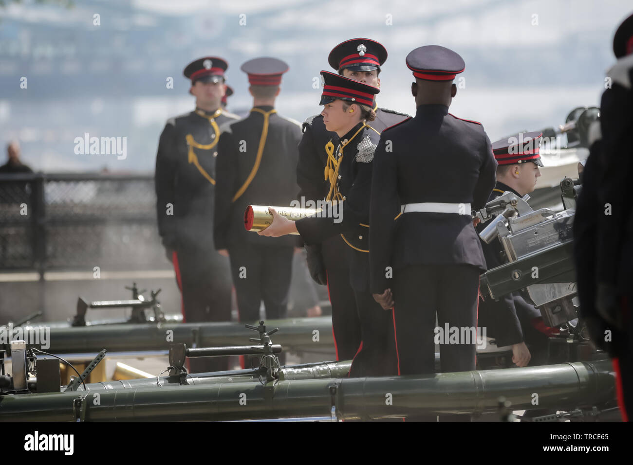 Londres, Royaume-Uni. 06Th Juin, 2019. L'honorable compagnie d'artillerie, la ville de London Regiment de l'armée de réserve, dans une tenue de cérémonie fire une salve de 103.41 Deux Salves d'honneur de la visite d'État du président et de la Première Dame des États-Unis d'Amérique ont été chronométrées au feu à l'heure actuelle, le Président arrive à Buckingham Palace. Crédit : Chris Aubrey/Alamy Live News Banque D'Images