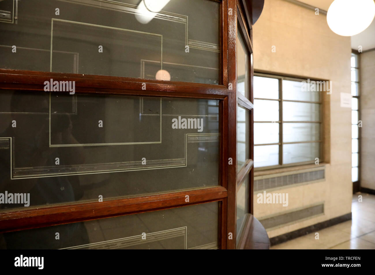 Détails de l'intérieur de l'entrée principale dans l'ancien hôtel de ville de Hornsey, Londres, conçu par Reginald Uren dans le style moderniste et ouvert en 1935. Banque D'Images