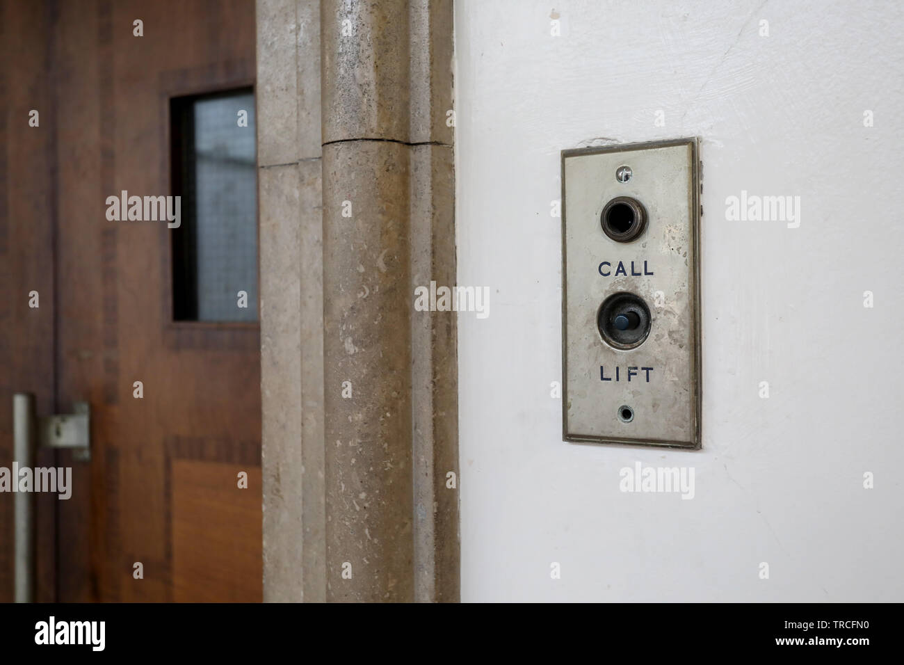 Boutons de l'ascenseur d'origine dans l'ancienne Hornsey Town Hall, Londres, conçu par Reginald Uren dans le style moderniste et ouvert en 1935. Banque D'Images