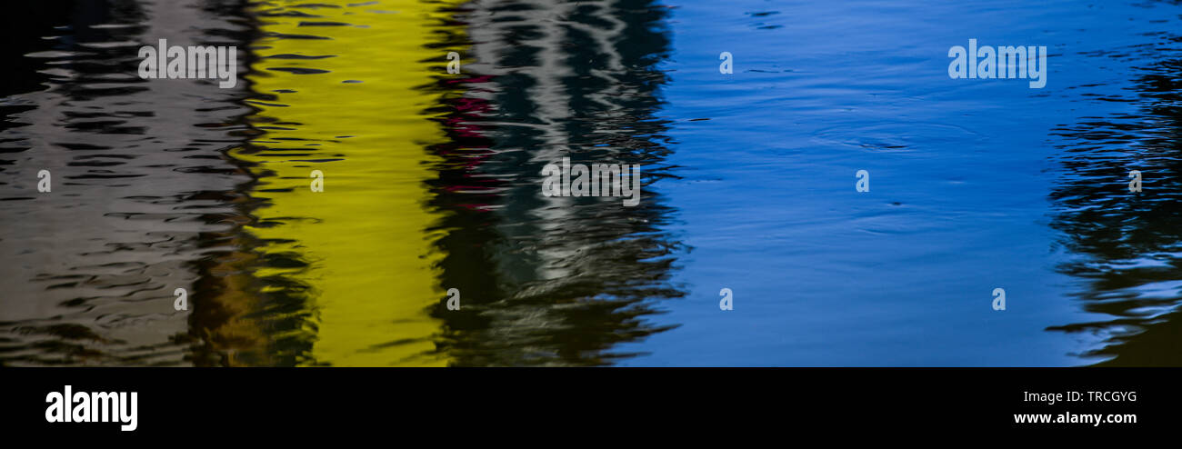 Maisons colorées se reflétant dans les eaux d'un canal. Comacchio, Italie Banque D'Images