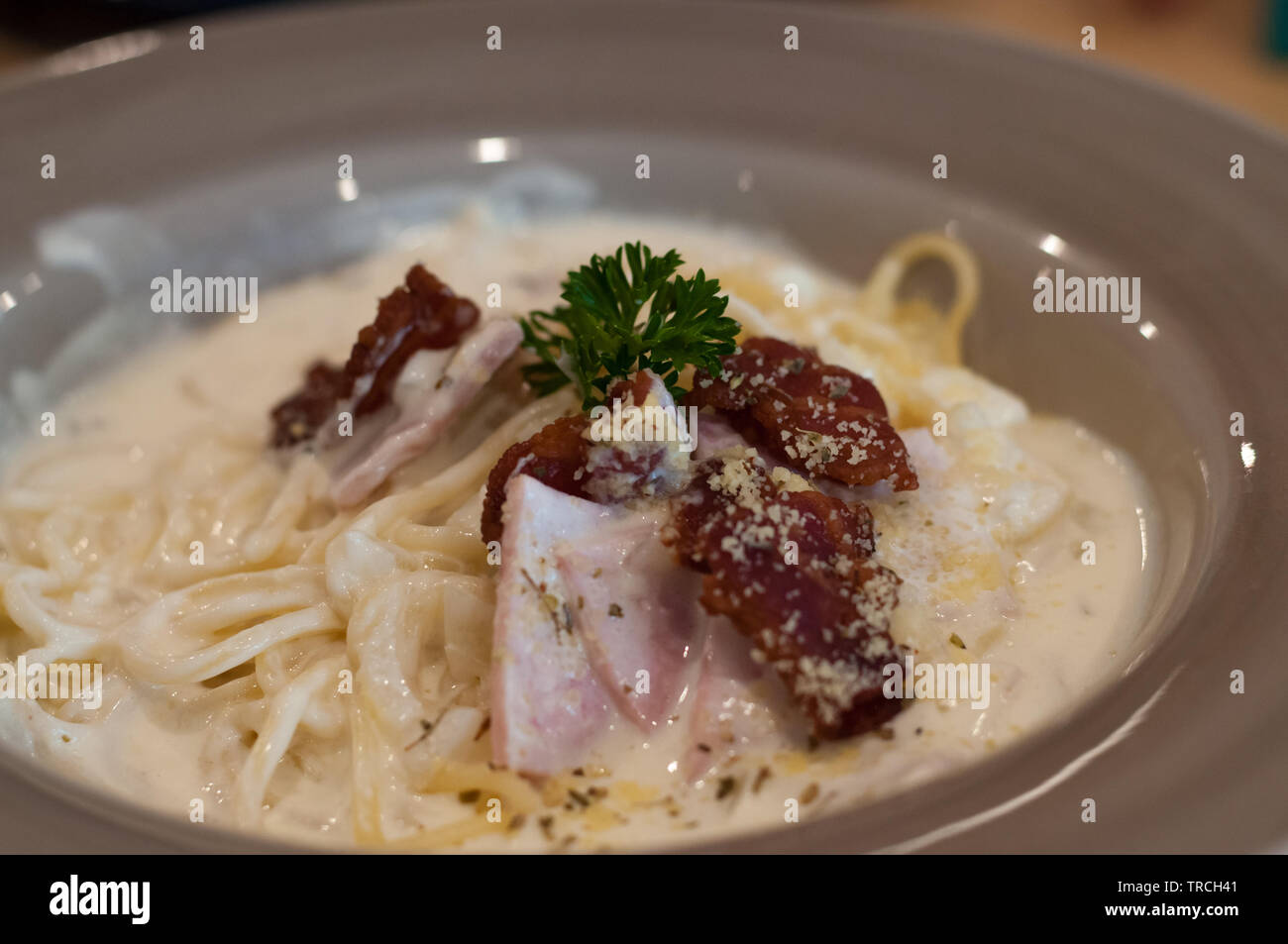 Spaghetti carbonara au jambon et bacon. close up shot étroit avec la profondeur de champ. Banque D'Images