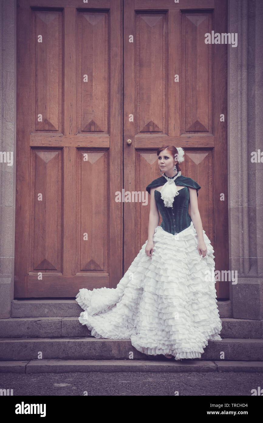 Une femme comme une princesse dans une robe vintage à côté de vieux  château. Mystérieuse femme vêtue de vêtements de mode panoramique. tons  instagram Photo Stock - Alamy