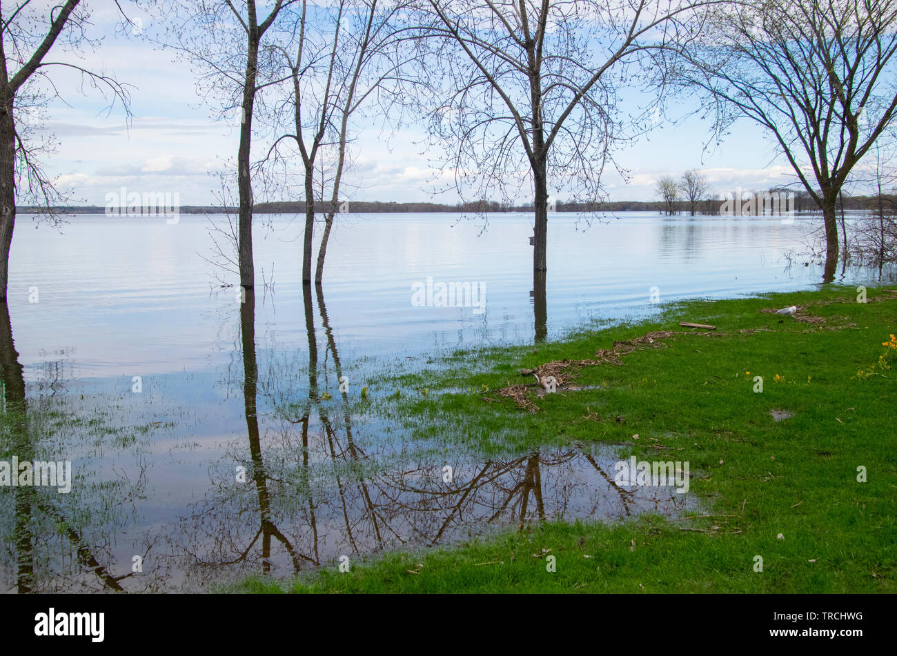 Les crues du printemps sur la rivière Ottawa, le lac des Deux Montagnes. Banque D'Images