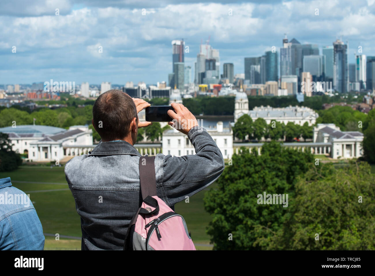 London England UK. Canary Wharf et Queen's House Greenwich photographiés de Greenwich Park dans le sud-est de Londres. Mai 2019 Banque D'Images