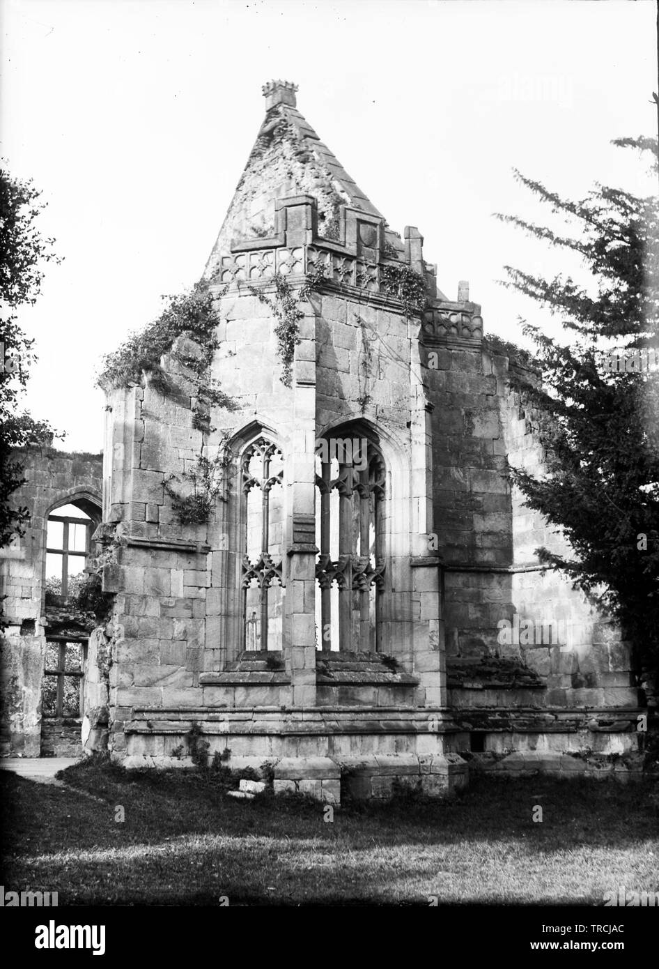 Reste de la salle, Wingfield Manor ruines, Wingfield, Derbyshire. Photo prise probablement dans les années 1920. Il s'agit d'un négatif sur verre et ont formé l'un des 102 points négatifs marqués 'Crich'. Tous sont disponibles sur Alamy et peut être trouvé sous le mot-clé 'Crich des années 1920. Banque D'Images