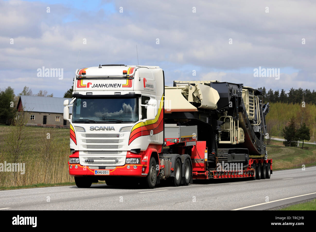 Salo, Finlande - le 3 mai 2019 : paysage Route de Scania R730 camion de transport Janhunen Metso Lokotrack LT1213S usine de concassage et de criblage mobile. Banque D'Images