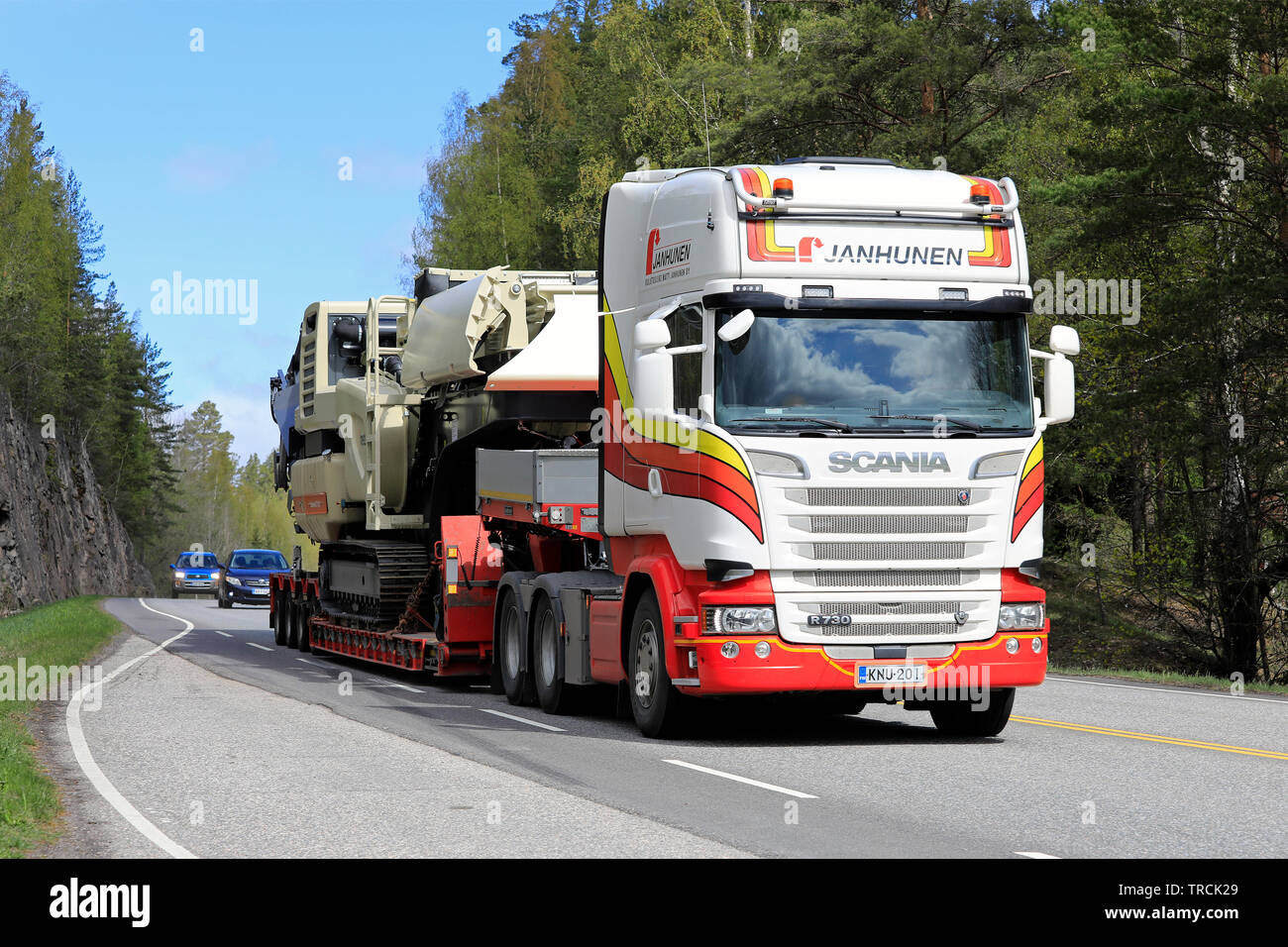 Salo, Finlande - le 3 mai 2019 : Scania R730 camion de Janhunen Metso Lokotrack LT1213distances S'usine de concassage et de criblage mobile sur remorque lit bas. Banque D'Images