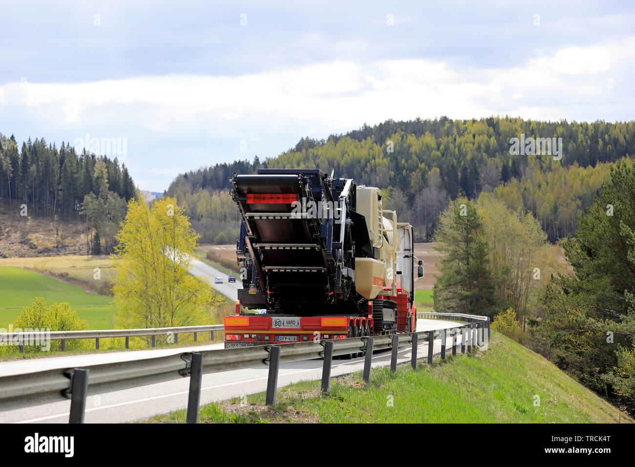 Salo, Finlande - le 3 mai 2019 : Printemps paysage routier camion de Metso Lokotrack LT1213S usine de concassage et de criblage mobile sur remorque, vue arrière. Banque D'Images