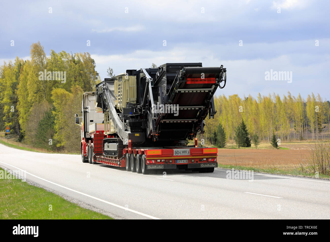 Salo, Finlande - le 3 mai 2019 : Printemps paysage routier camion de Metso Lokotrack LT1213S usine de concassage et de criblage mobile sur remorque, vue arrière. Banque D'Images