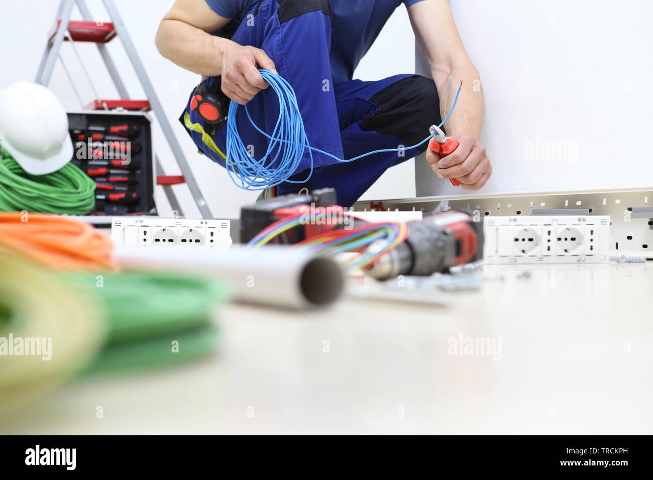 Électricien au travail des tenailles dans la main couper le câble électrique, installer des circuits électriques, câblage électrique Banque D'Images