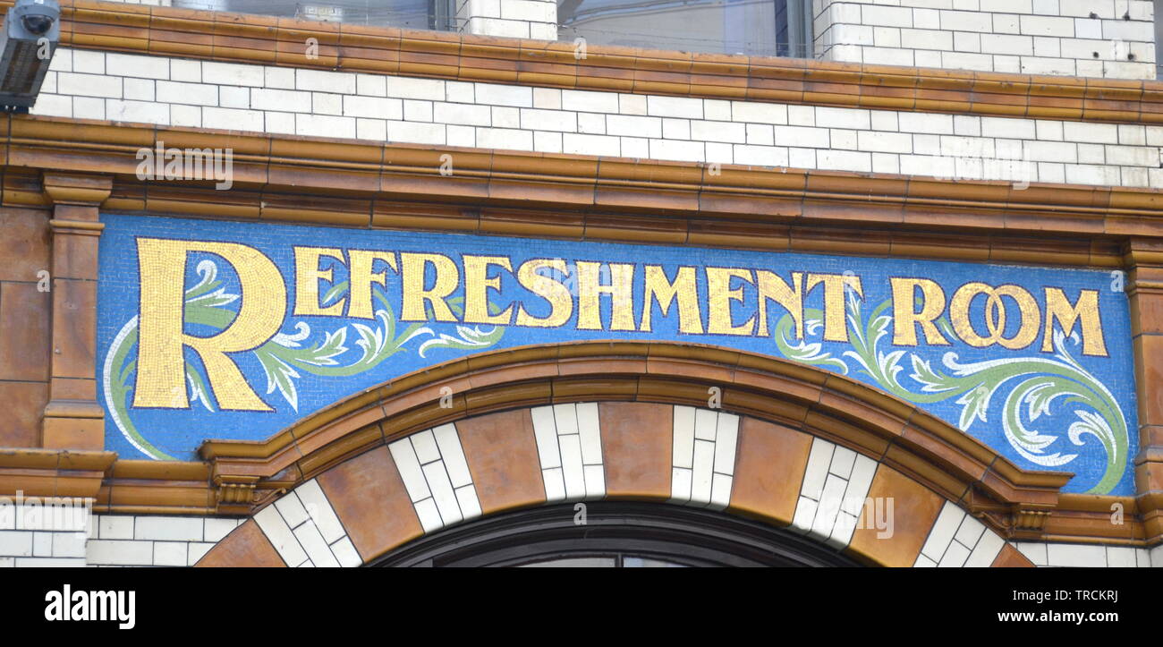 Vieux signe pour la buvette de la gare Victoria, à Manchester, UK Banque D'Images