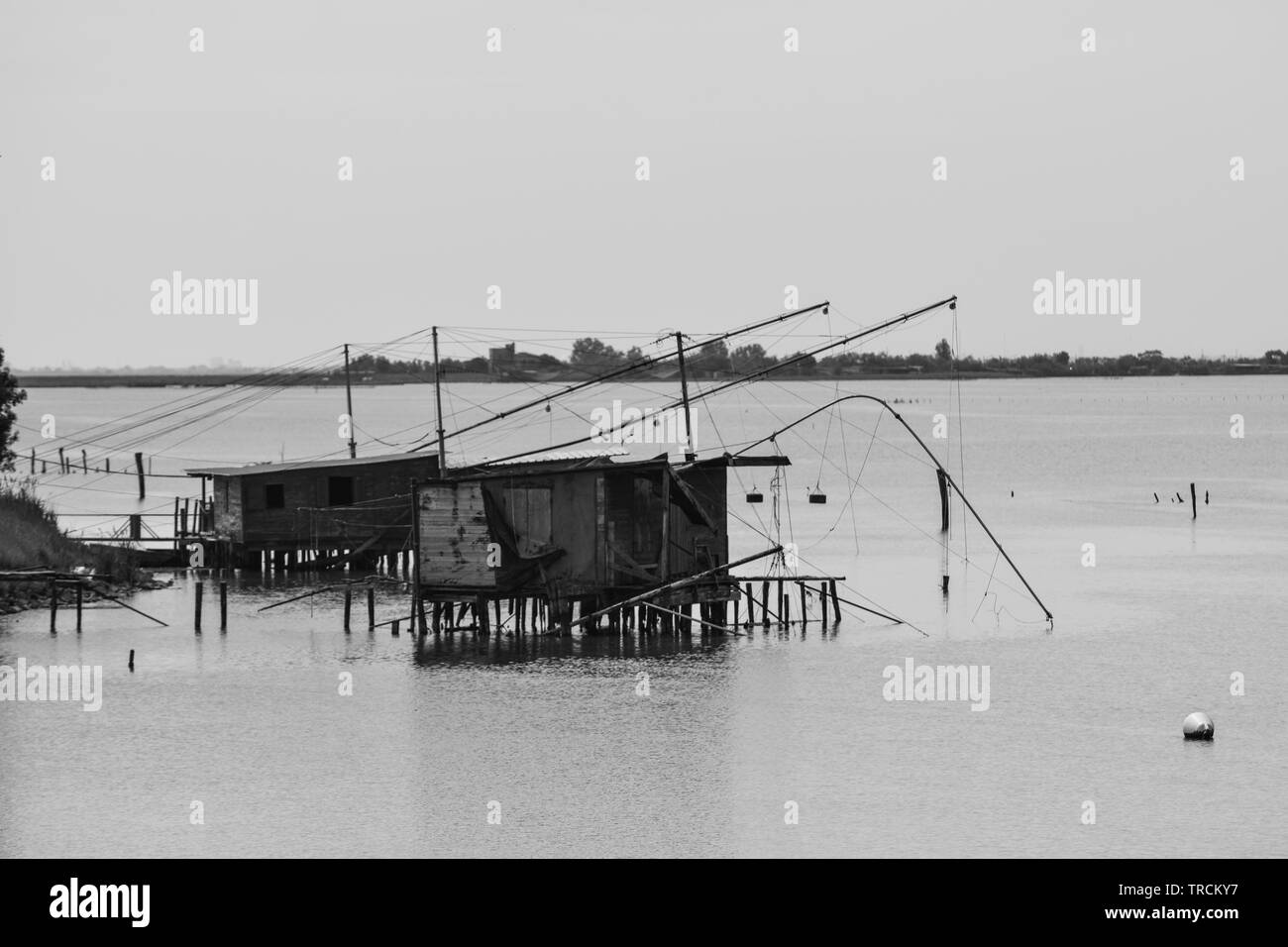 Maisons de pêcheurs sur la rivière, la zone du Delta du Pô, Comacchio, Emilia-Romagna, Italie. Juin 2019 Banque D'Images