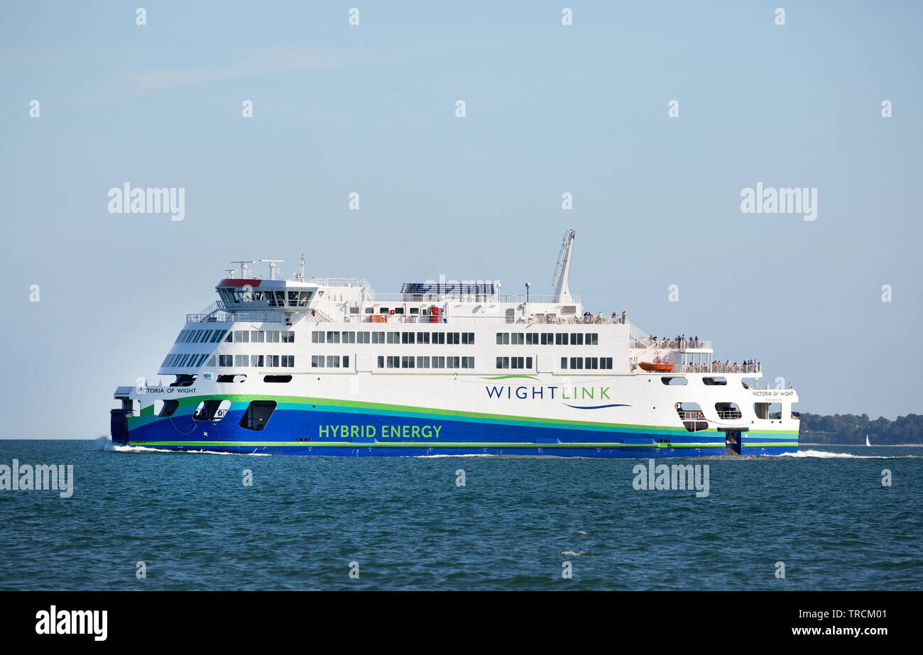 Victoria de Wight, le Wight Link ferry de Portsmouth-Fishbourne, qui utilise la technologie hybride pour le rendre plus respectueux de l'environnement Banque D'Images