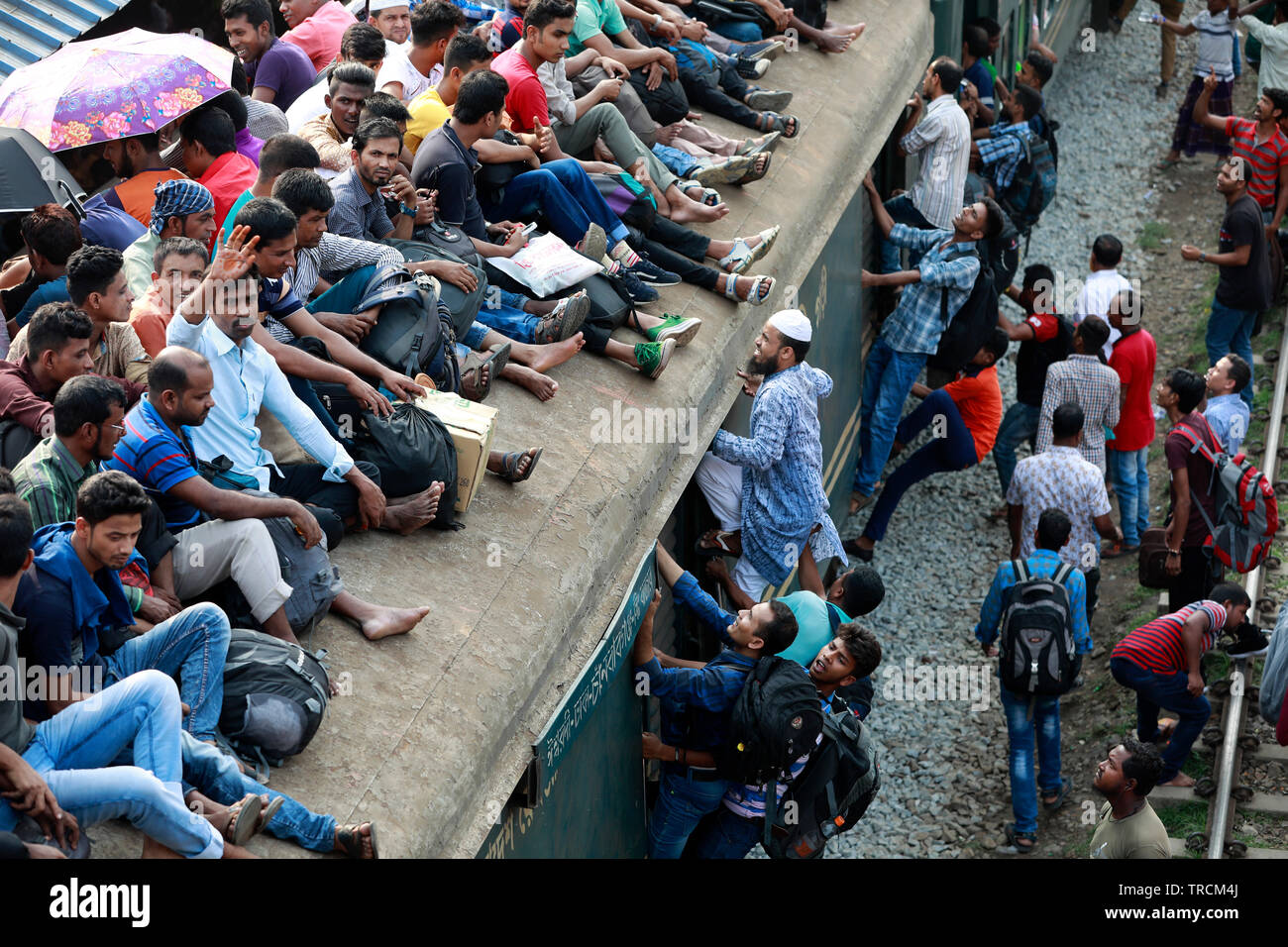 Dhaka, Bangladesh - 03 juin, 2019 : peuple bangladais essayer de grimper sur le toit d'un train bondé comme ils retournent dans leur village avant de t Banque D'Images