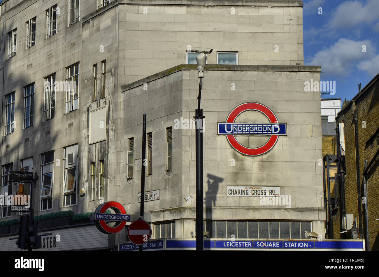 Londres, Royaume-Uni, juin 2018. La station de métro Leicester square vu de l'extérieur, côté de Charing Cross Road. Banque D'Images