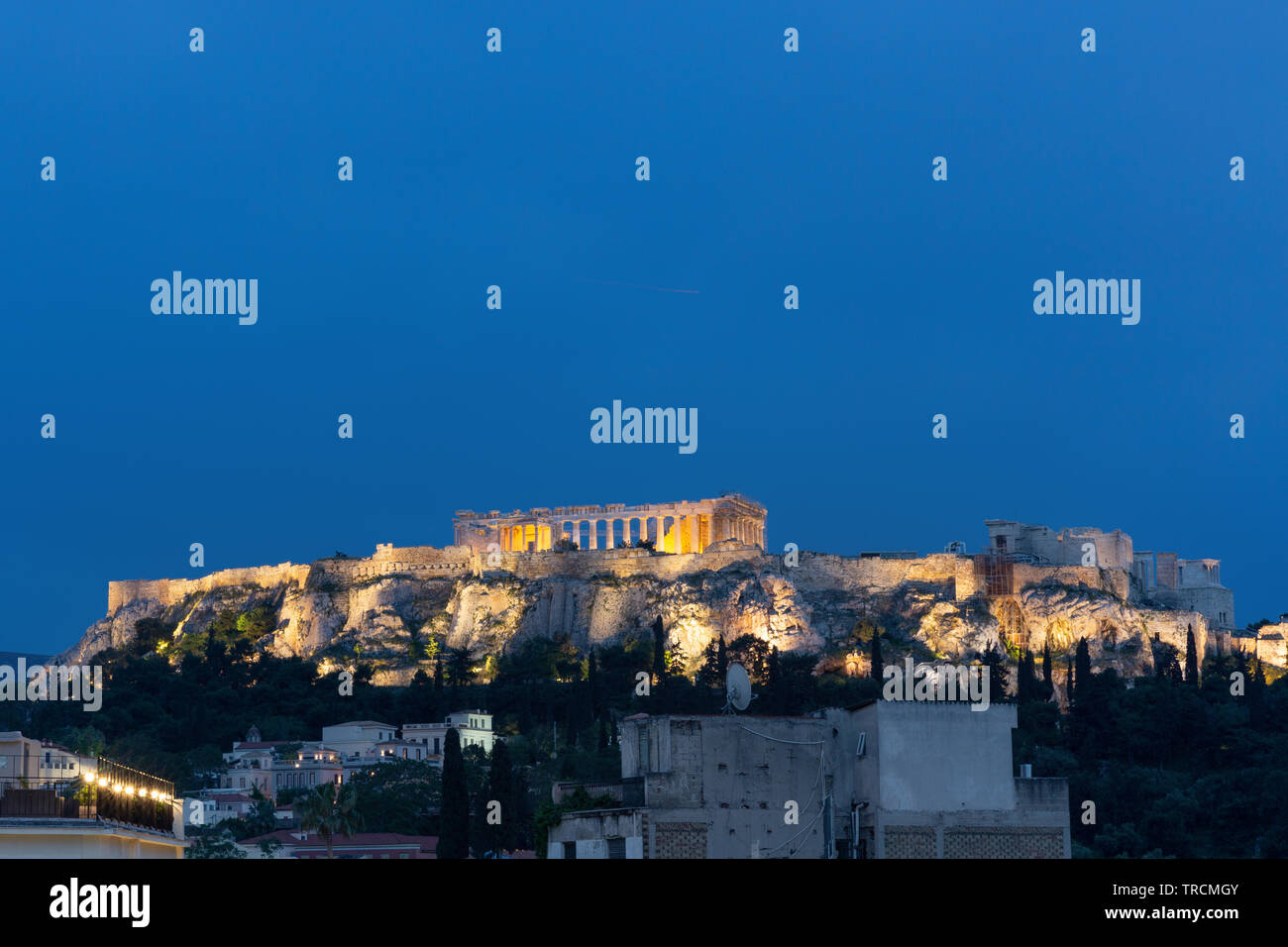 Athènes, Grèce - Mai 2019 : Twilight image du Parthénon et Acropole du centre-ville d'Athènes. Banque D'Images