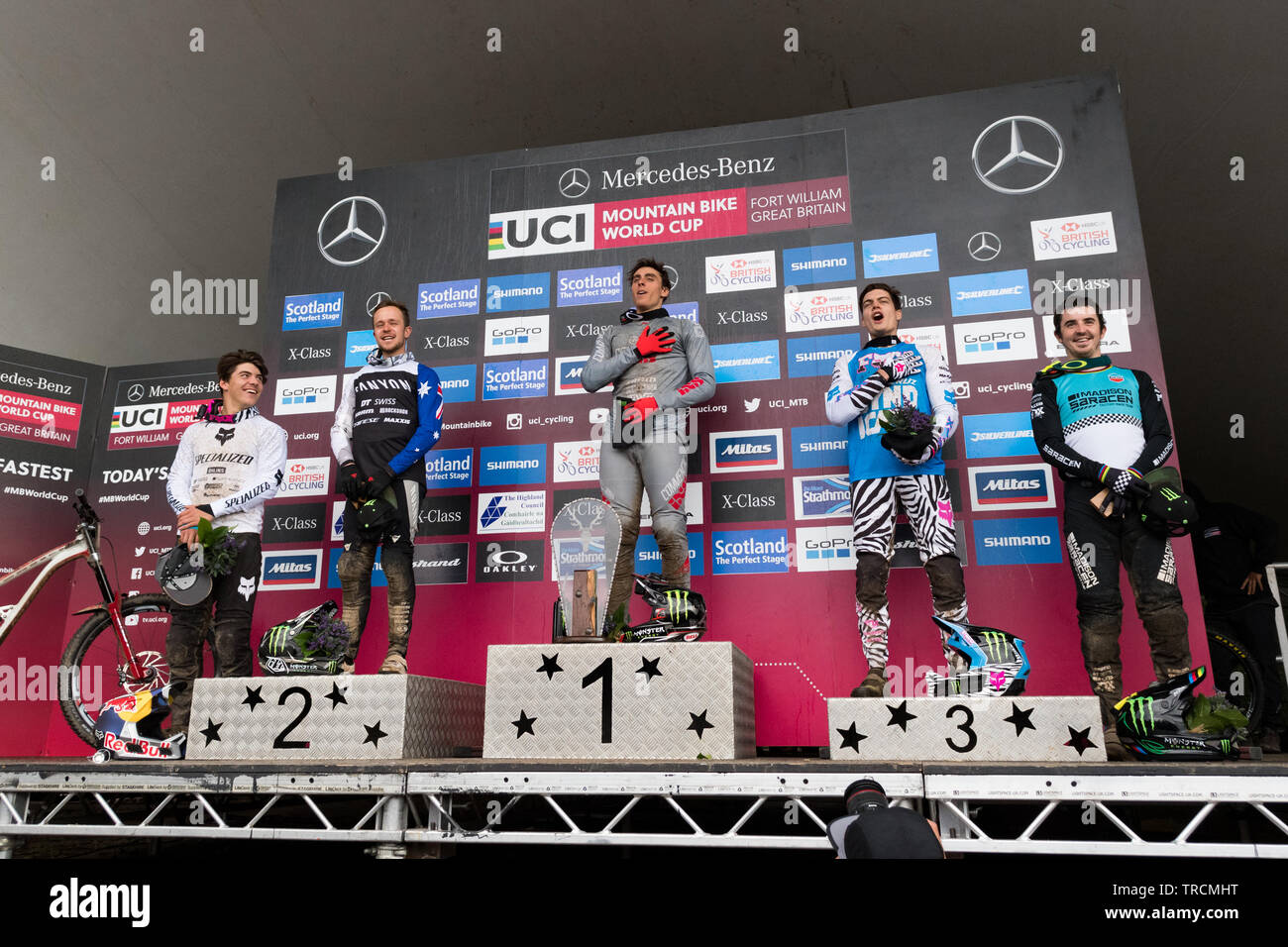 Coupe du Monde de vélo de montagne UCI, deuxième tour, Fort William en Écosse - Amaury Pierron, Loris Vergier de chanter l'hymne national français sur le podium Banque D'Images