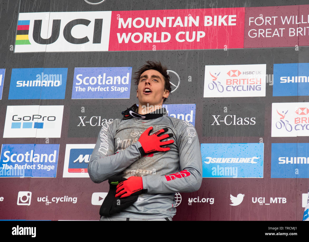 Coupe du Monde de vélo de montagne UCI, deuxième tour, Fort William en Écosse - Amaury Pierron en chantant l'hymne national français sur le podium Banque D'Images