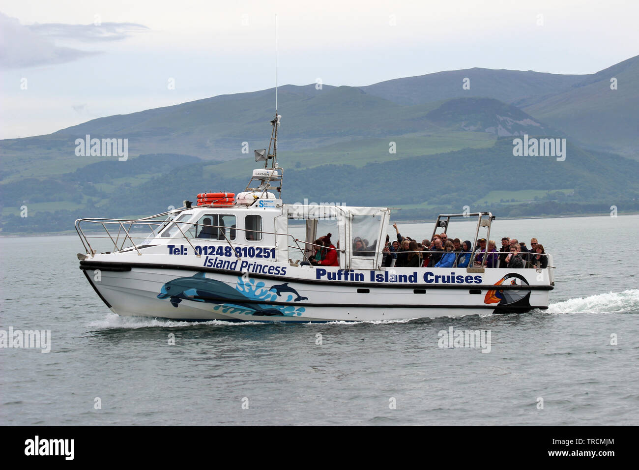 Les touristes à bord de l'Île 'Princess' la voile le long du détroit de Menai sur une croisière à l'île de macareux, Anglesey, Pays de Galles Banque D'Images