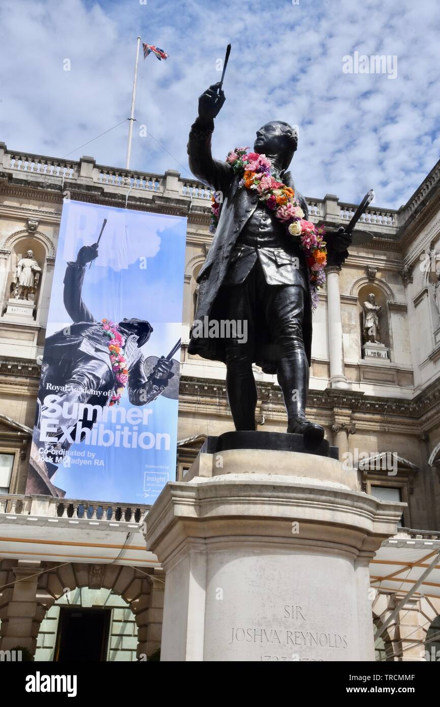 Statue de Joshua Reynolds, Annenberg Courtyard, exposition d'été 2019 RA, Royal Academy, Burlington House, Piccadilly, Londres. UK Banque D'Images