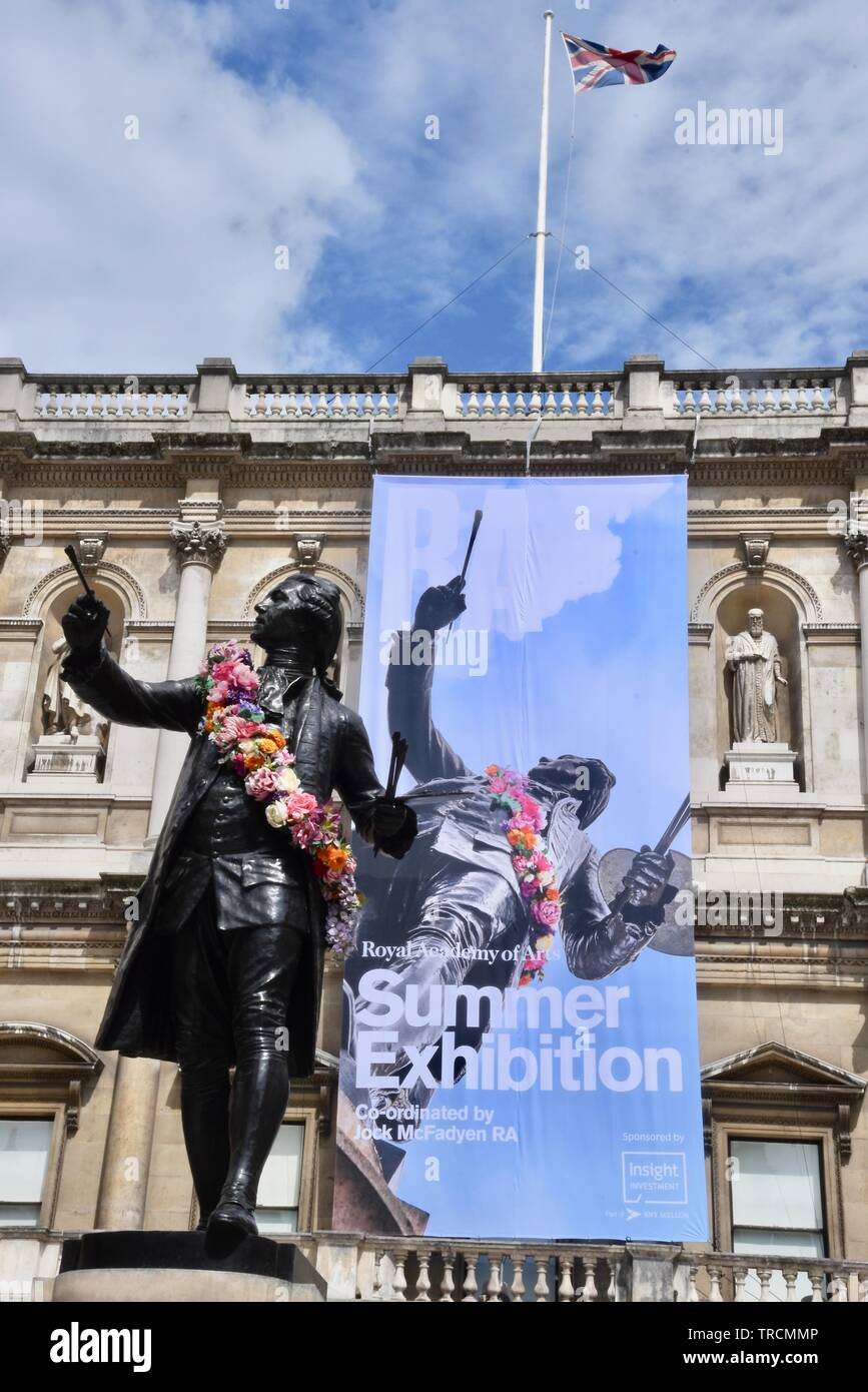 Statue de Joshua Reynolds, Annenberg Courtyard, exposition d'été 2019 RA, Royal Academy, Burlington House, Piccadilly, Londres. UK Banque D'Images