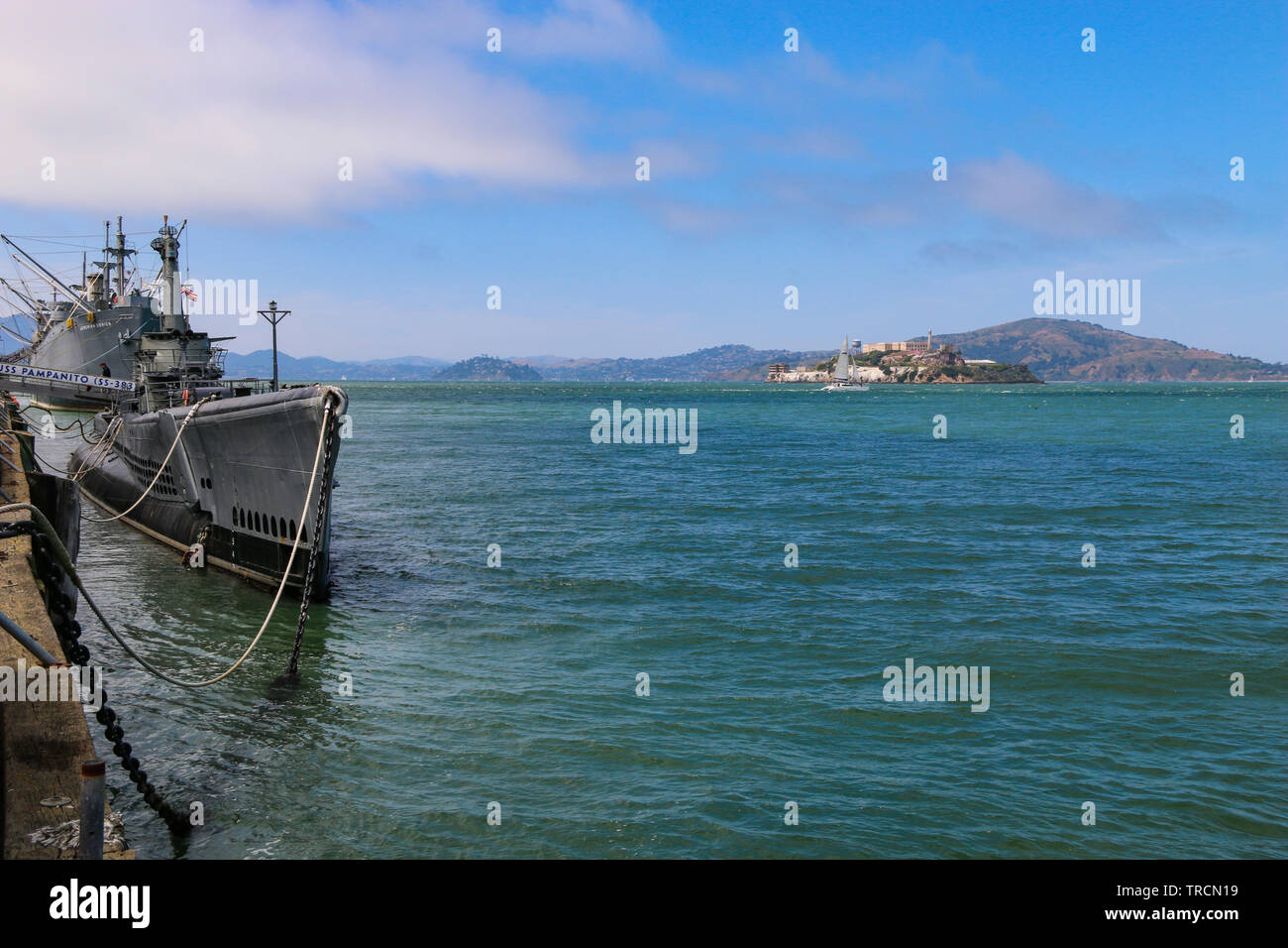 SS Jeremiah O'Brien amarré au quai 45 avec l'île d'Alcatraz, San Francisco Bay, California Banque D'Images