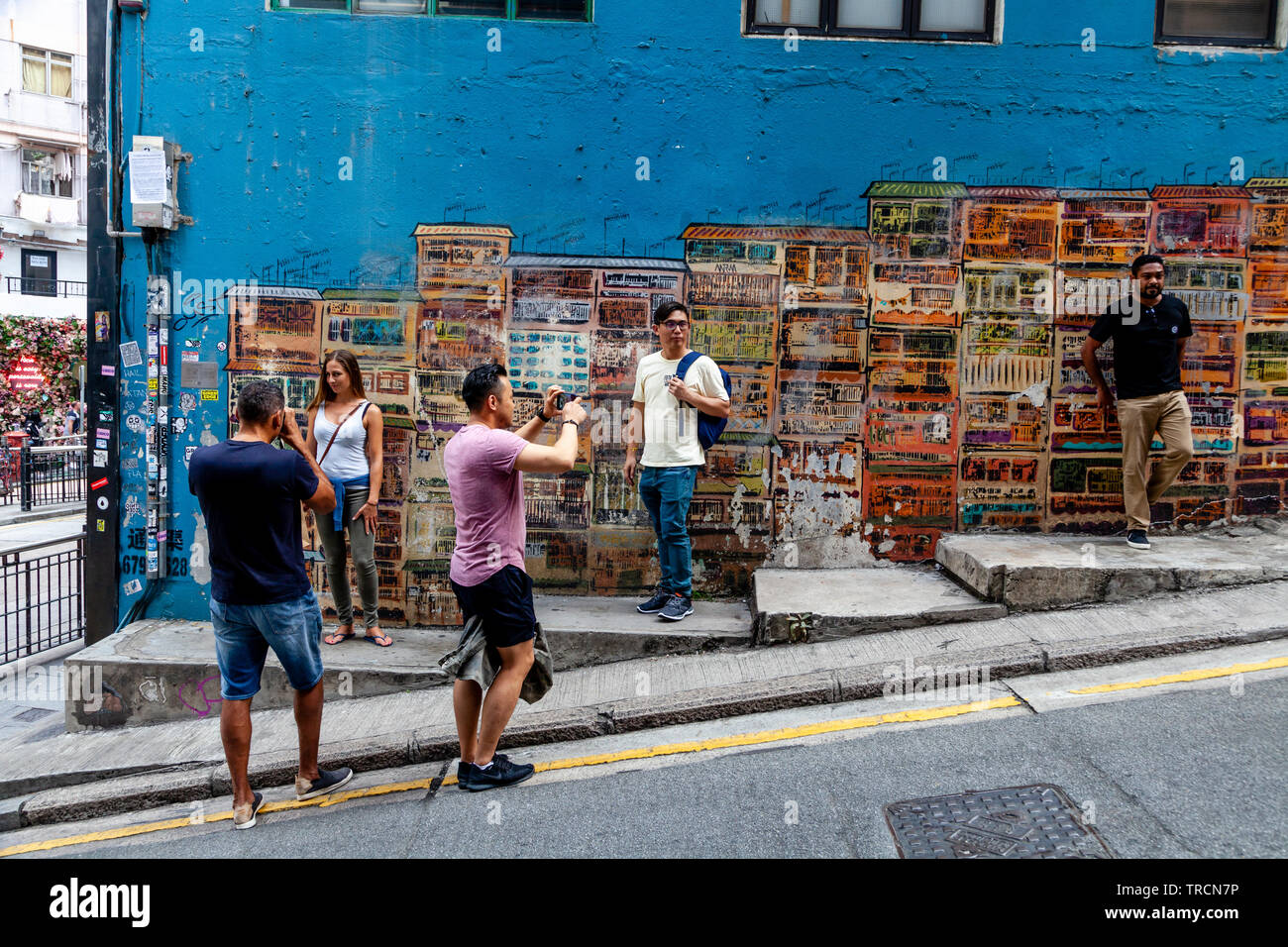 Les gens posent pour des photos dans une rue colorée à Hong Kong, Hong Kong, Chine Banque D'Images