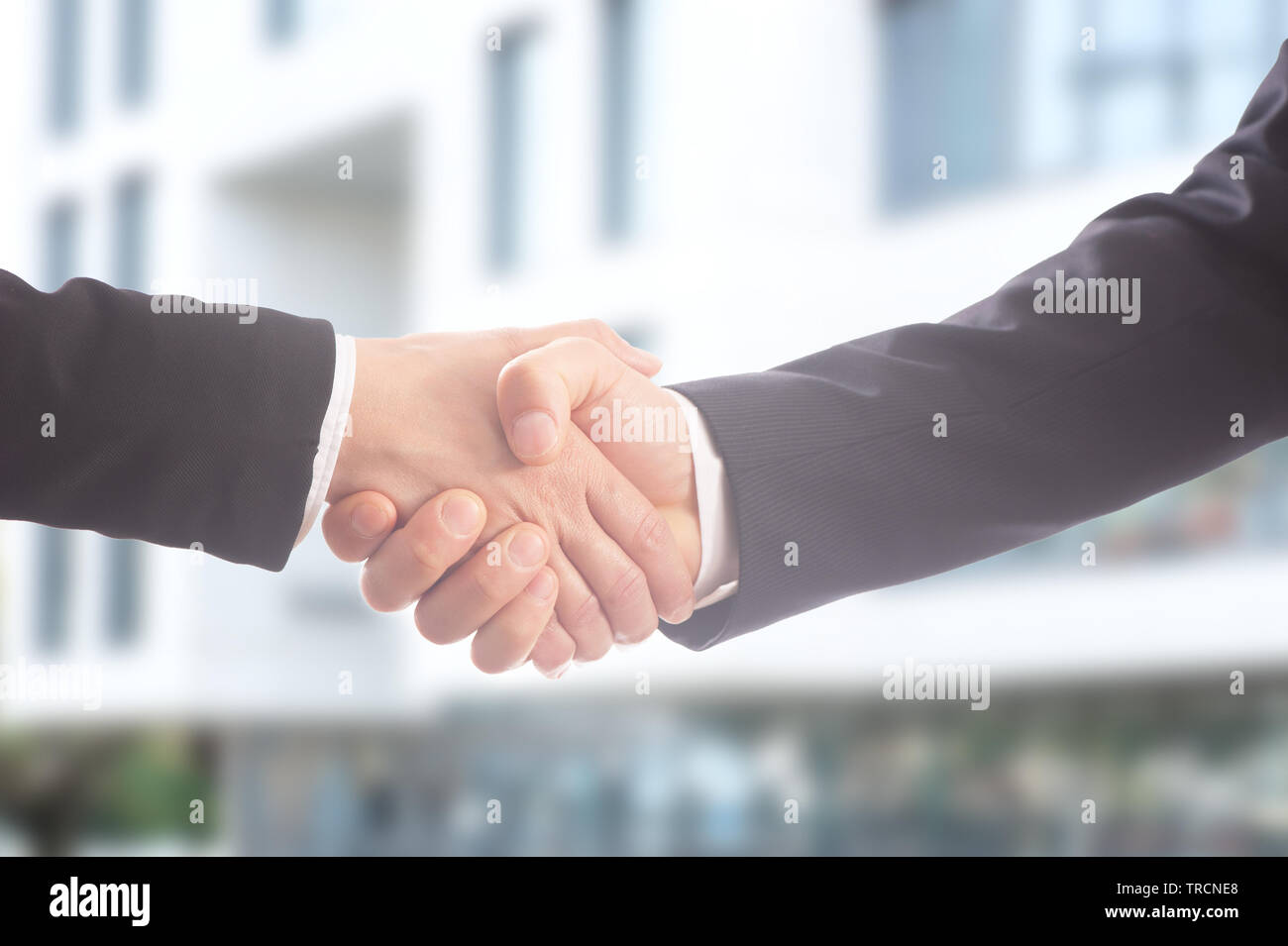 Close-up of business people shaking hands Banque D'Images