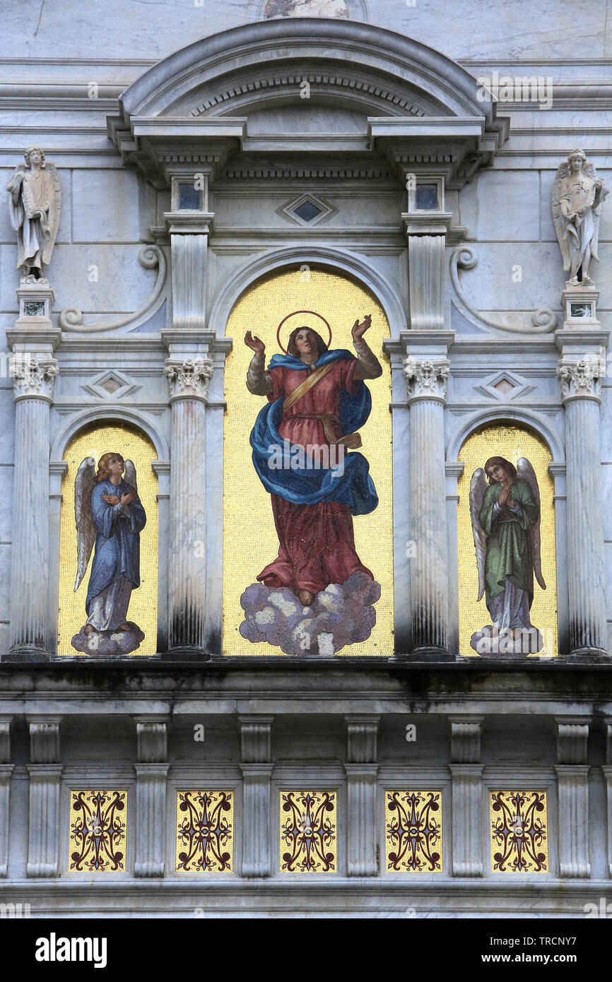 Façade de la basilique mineure (15ème siècle). Mont Sacré de Varallo Sesia. Italie. Basilic / église de Sacro Monte di Varallo (XV siècle). L'Italie. Banque D'Images