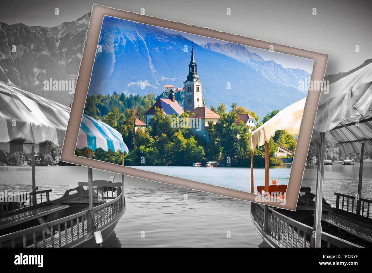 Bateaux en bois typiques, en slovène appelle 'Pletna Les', dans le lac de Bled, le lac le plus célèbre en Slovénie avec l'île de l'église (Europe - Slovénie) Banque D'Images