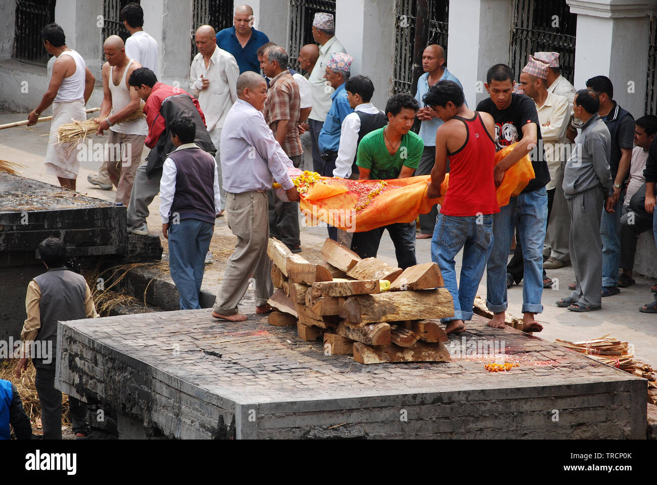 Un rite de la crémation hindou au Népal. Le samskara montre le corps enveloppé dans un tissu safran sur un bûcher. Temple de Pashupatinath, la rivière Bagmati, Katmandou, Népal Banque D'Images Un rite de la crémation hindou au Népal. Le samskara montre le corps enveloppé dans un tissu safran sur un bûcher. Temple de Pashupatinath, la rivière Bagmati, Katmandou, Népal Banque D'Images