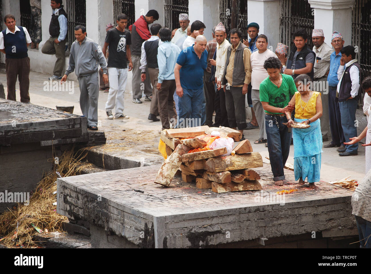 Un rite de la crémation hindou au Népal. Le samskara montre le corps enveloppé dans un tissu safran sur un bûcher. Temple de Pashupatinath, la rivière Bagmati, Katmandou, Népal Banque D'Images Un rite de la crémation hindou au Népal. Le samskara montre le corps enveloppé dans un tissu safran sur un bûcher. Temple de Pashupatinath, la rivière Bagmati, Katmandou, Népal Banque D'Images