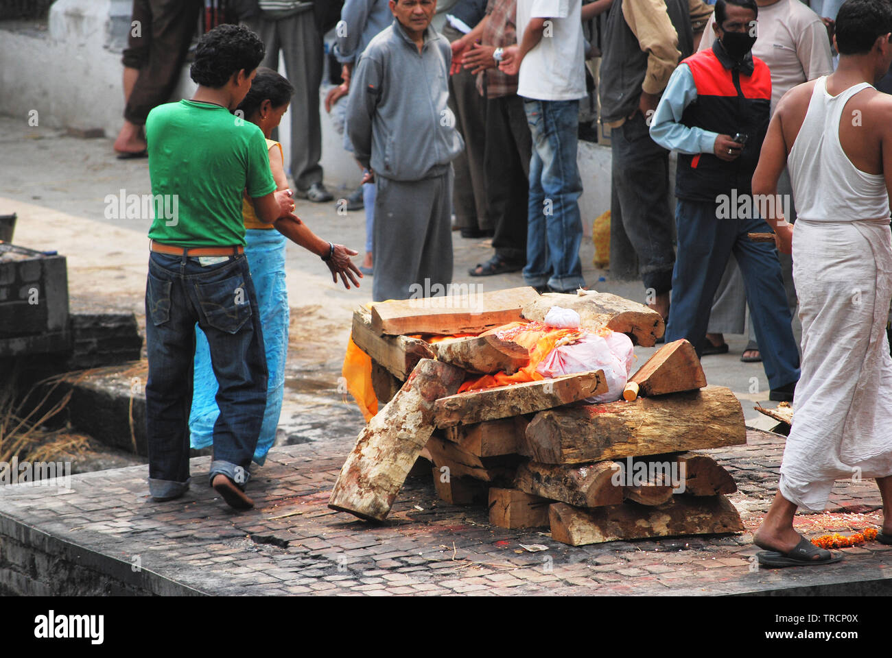 Un rite de la crémation hindou au Népal. Le samskara montre le corps enveloppé dans un tissu safran sur un bûcher. Temple de Pashupatinath, la rivière Bagmati, Katmandou, Népal Banque D'Images Un rite de la crémation hindou au Népal. Le samskara montre le corps enveloppé dans un tissu safran sur un bûcher. Temple de Pashupatinath, la rivière Bagmati, Katmandou, Népal Banque D'Images