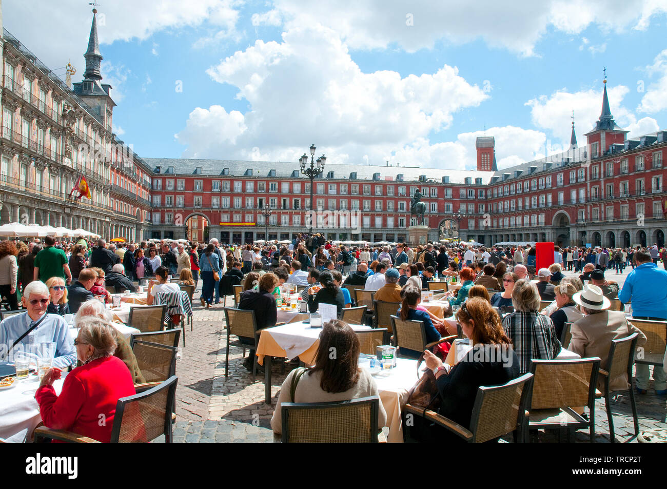 Des gens assis sur les terrasses. Plaza Mayor, Madrid, Espagne. Banque D'Images