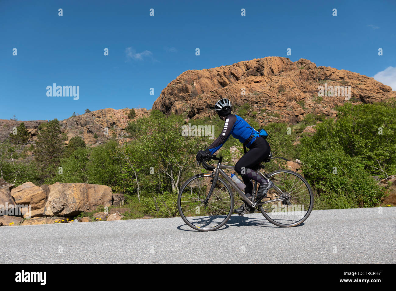 Cycliste féminine sur l'île, la Norvège Leka Banque D'Images