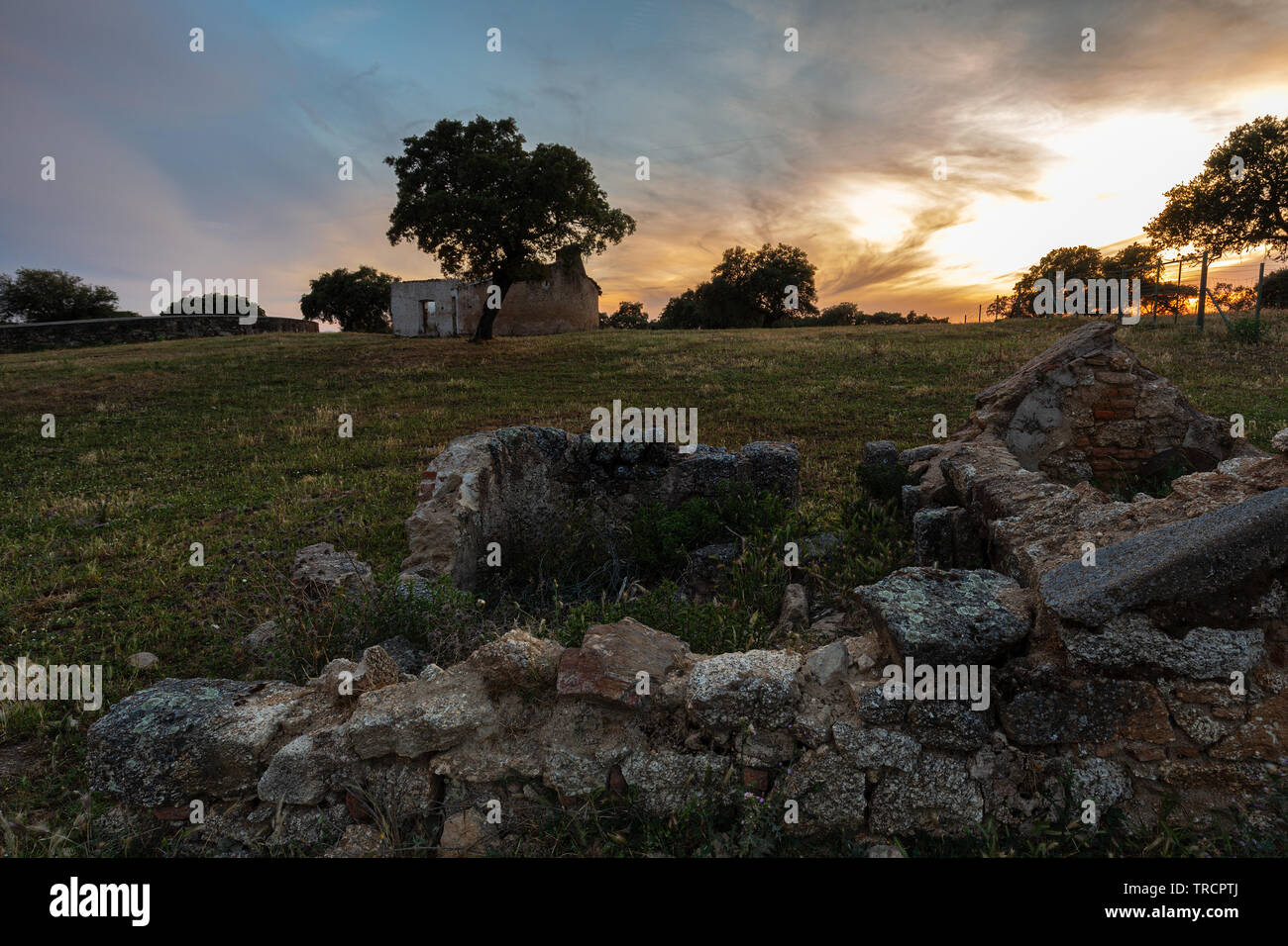 Coucher de soleil paysage avec ruines près de Arroyo de la Luz. L'Estrémadure. L'Espagne. Banque D'Images