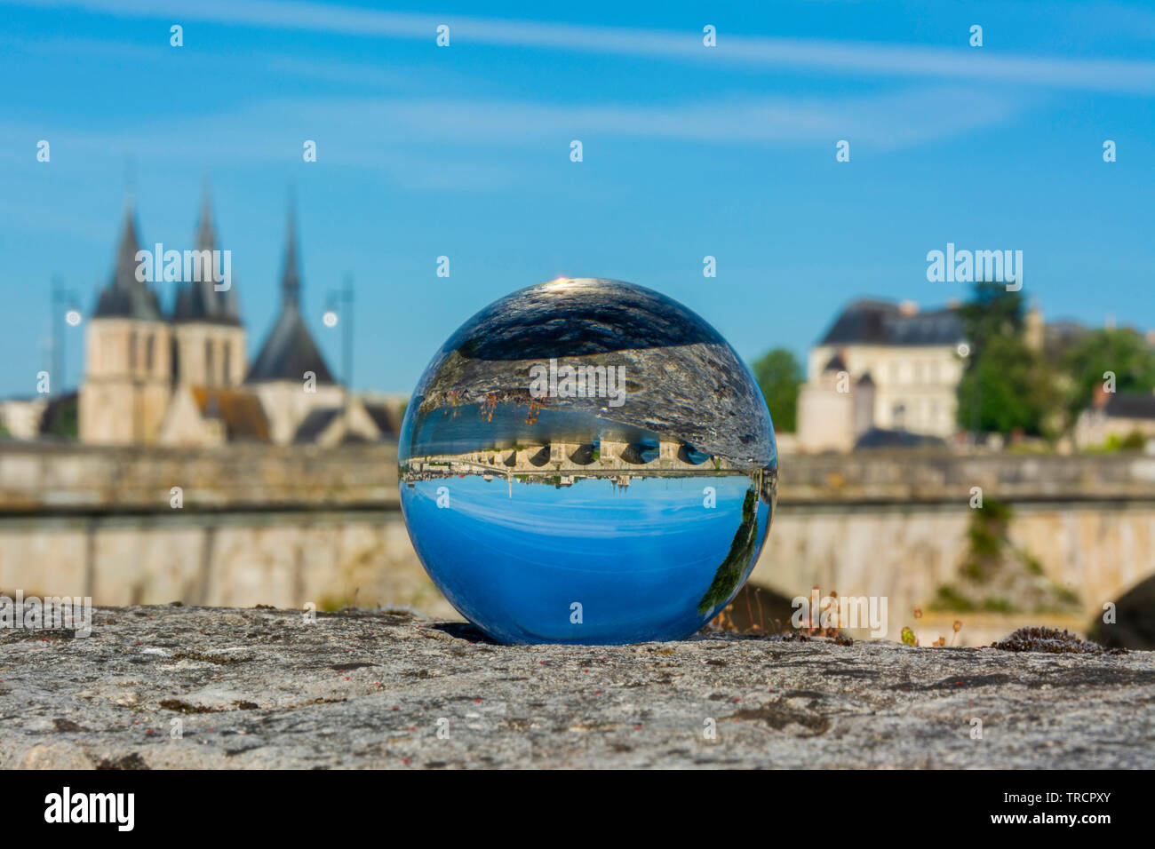 Vue sur le pont Jacques Gabriel et la ville de Blois au coucher du soleil , Loire-et-Cher, Center-Val de Loire, France, Europe Banque D'Images