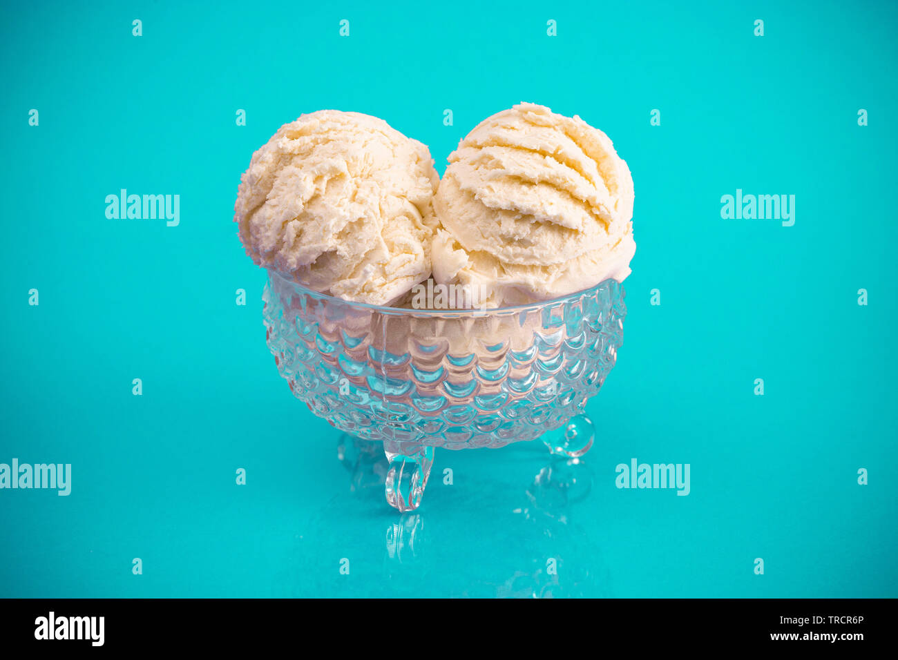 Sundae vanille isolé sur un fond bleu sarcelle Banque D'Images