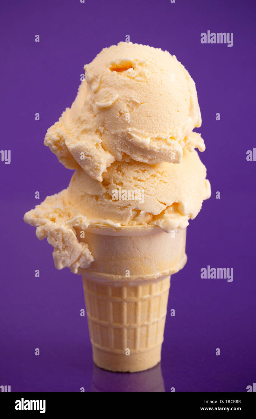 Cornet Deux Boules De Glace Banque D Image Et Photos Alamy