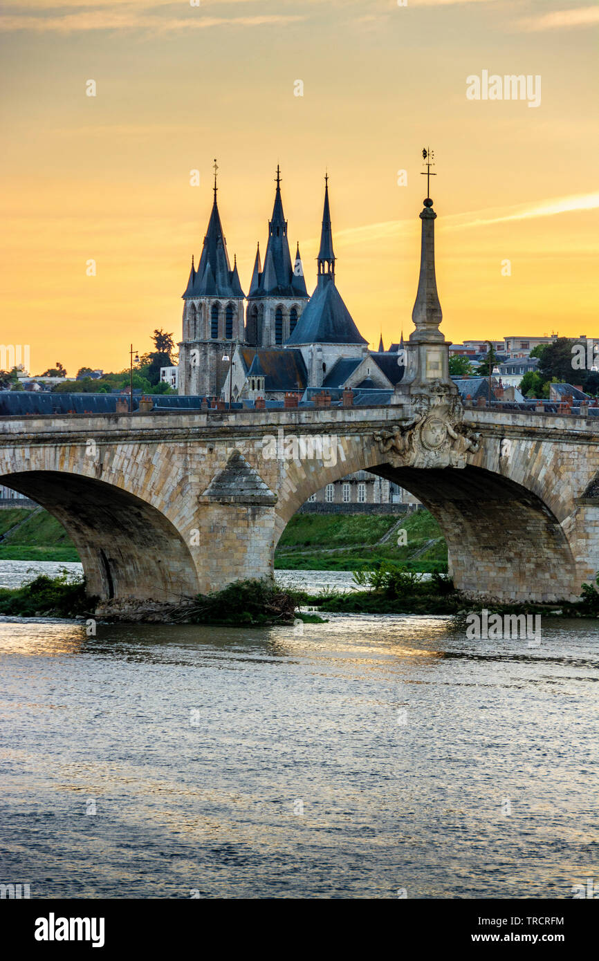 Vue sur le pont Jacques Gabriel et la ville de Blois au coucher du soleil , Loire-et-Cher, Center-Val de Loire, France, Europe Banque D'Images