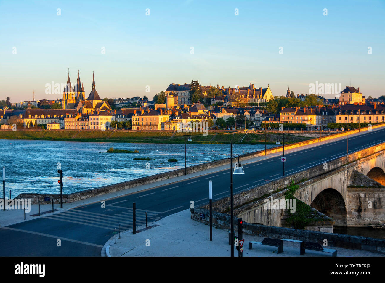 Vue sur le pont Jacques Gabriel et la ville de Blois au coucher du soleil , Loire-et-Cher, Center-Val de Loire, France, Europe Banque D'Images